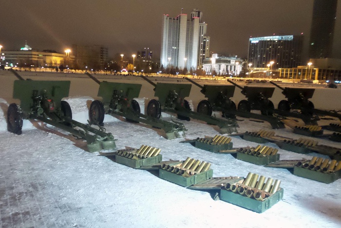 Праздничный салют по случаю 23 февраля в Екатеринбурге состоял из 30 залпов