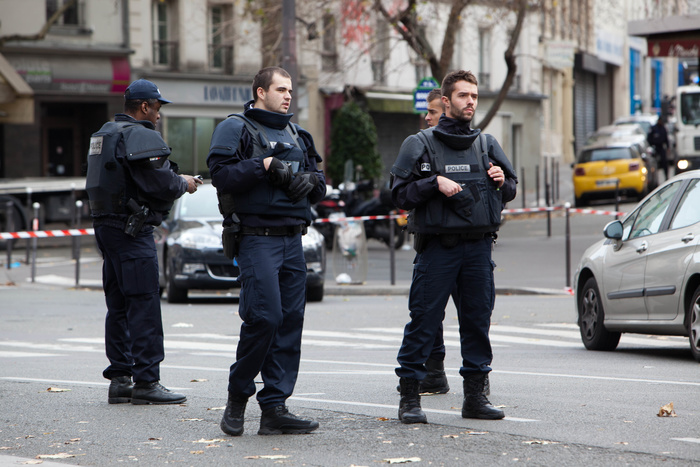 Расстрел во Франции: убиты женщина, двое детей, мужчина и один из нападавших