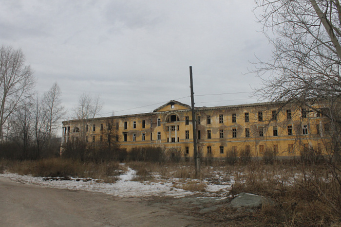 Старое аварийное здание горбольницы в Североуральске снесли