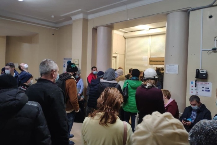 В Екатеринбурге местные жители часами стоят в очередях в больницах