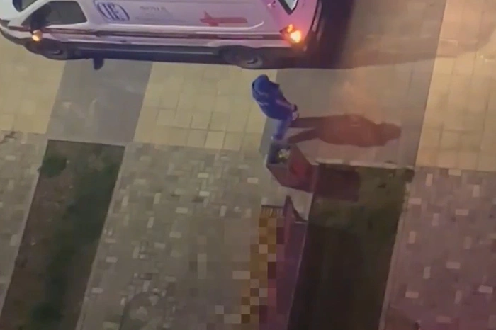 В Академическом из окна высотки выпал молодой человек