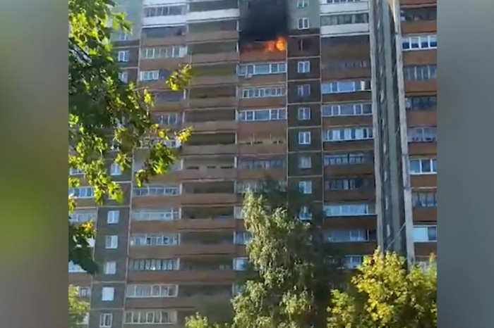 В Екатеринбурге полыхает многоэтажка