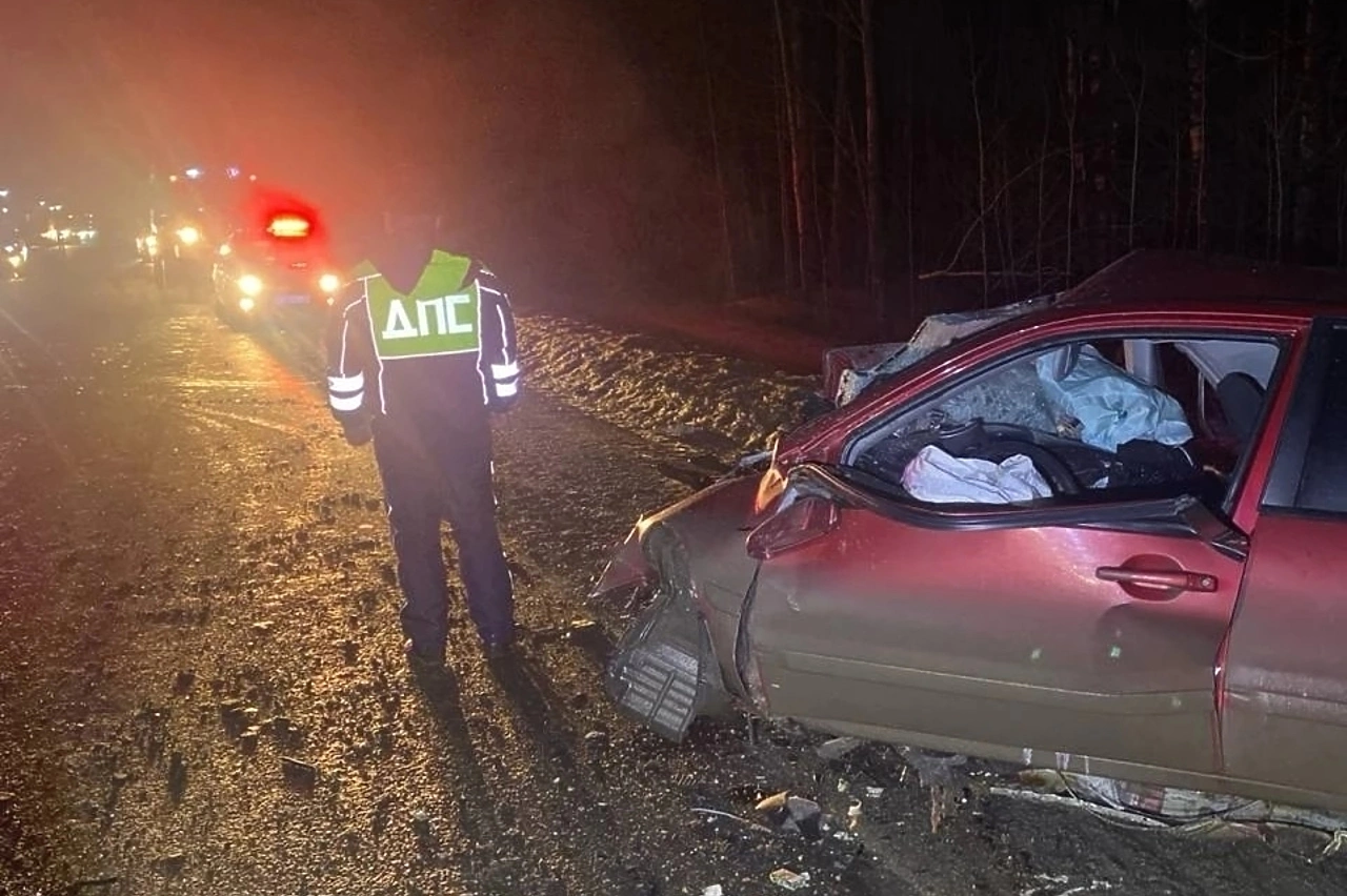 Три человека погибли под Асбестом в аварии между Mitsubishi Lancer и Infiniti