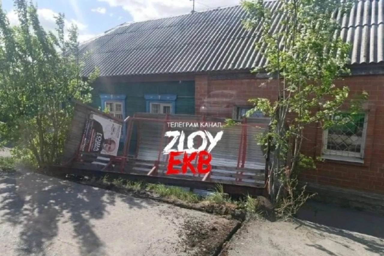 Шквалистый ветер в Екатеринбурге валит деревья, остановки и туалеты (ФОТО)
