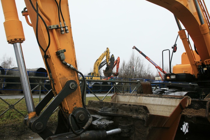 Рабочего травмировало отвалившимся экскаваторным ковшом в Екатеринбурге