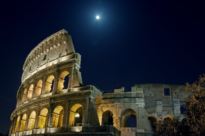 В Риме отмыли Колизей