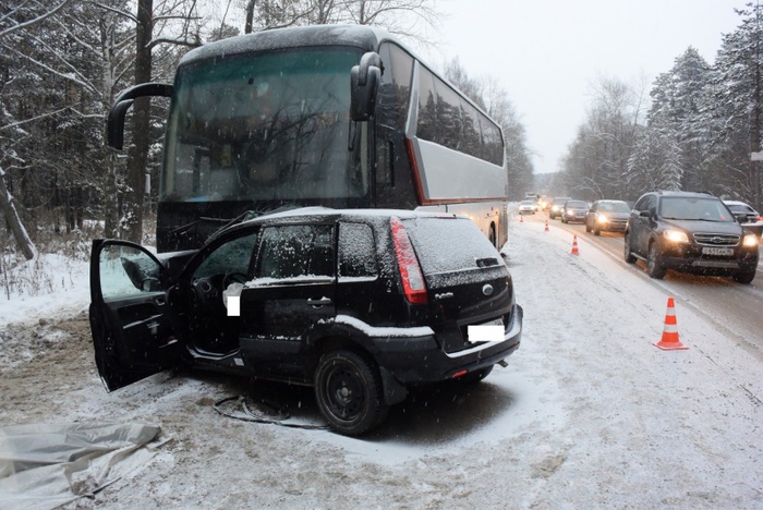 Водитель Ford Fusion погиб при столкновении с автобусом на Березовском тракте