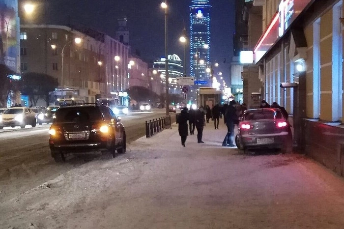 На Малышева иномарка въехала в крыльцо банка, сбив пешехода