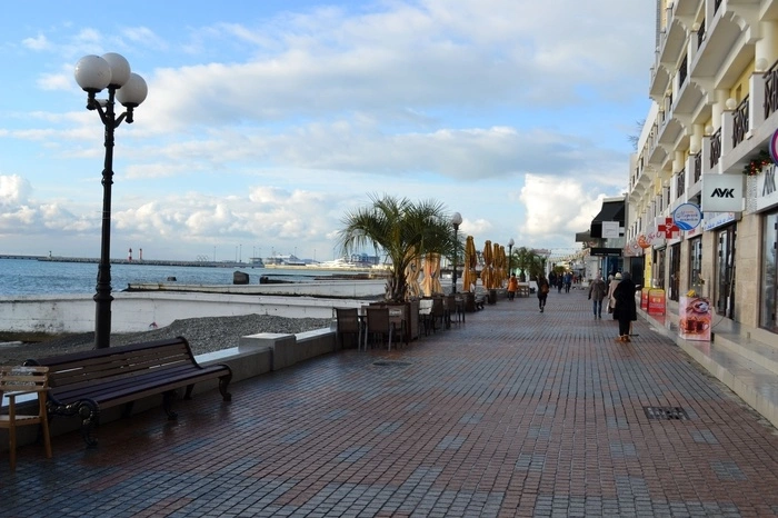 Гигантская волна уничтожила самый большой пляж Сочи