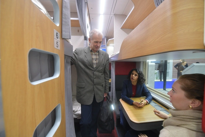 В РЖД пообещали добавить в новые плацкартные вагоны крючки и полки