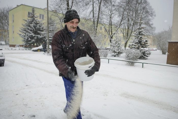 «Мешочек со щебнем». Как екатеринбуржцы смеются над гололедом и коммунальщиками