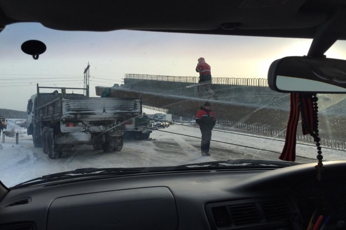 На Полевском тракте заблокирован проезд для автомобилей