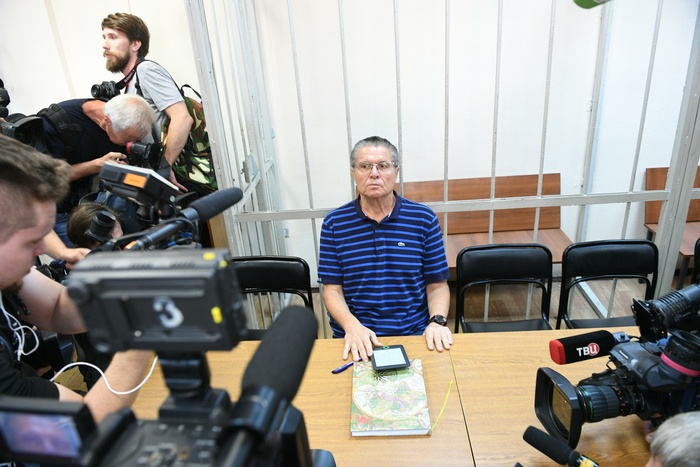 «В тюрьме — винегрет»: бывший министр Улюкаев стал поэтом и пишет стихи о тюремной жизни