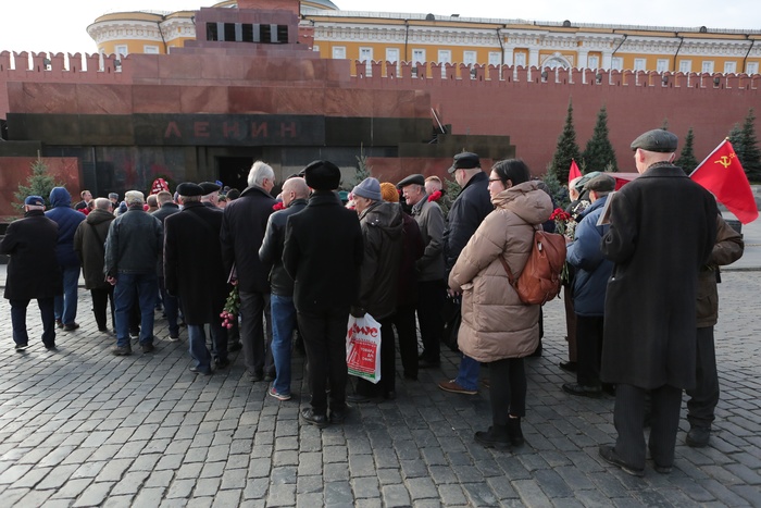 Коммунистам предложили оплачивать расходы на тело Ленина