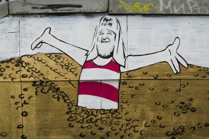 Екатеринбургский уличный художник изобразил патриарха Кирилла в образе Скруджа Макдака