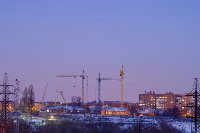 На Урале 18-летний парень упал с башенного крана при попытке сделать фото