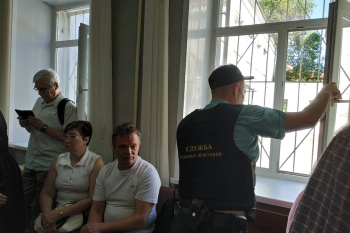 Житель Екатеринбурга получил реальный срок за применение насилия к судебному приставу