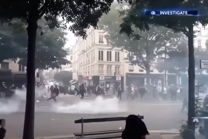 В Париже на акции против санитарных паспортов применили слезоточивый газ