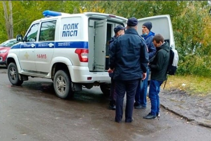 В Екатеринбурге задержали двух парней, предлагавших деньги за голос за ЕР