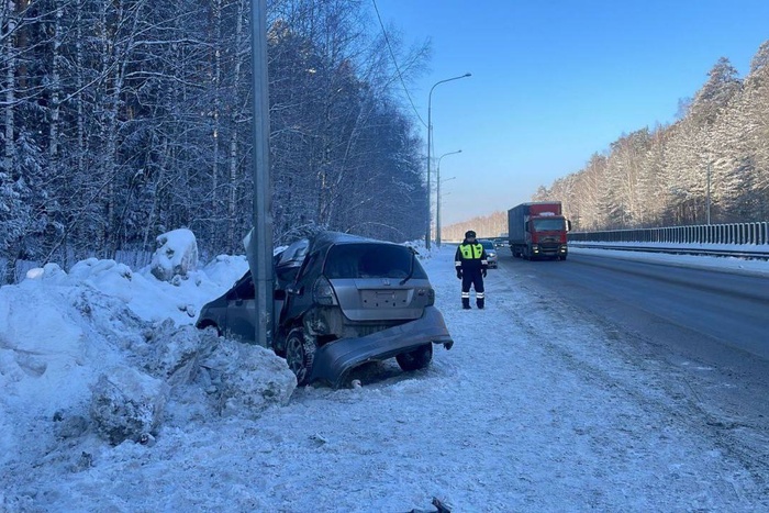 В Екатеринбурге водитель врезалась в фонарный столб и погубила пассажира