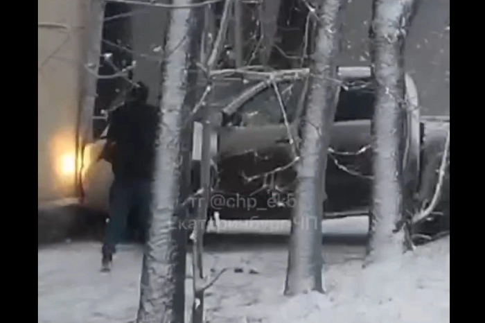 На Уралмаше пикап съехал с дороги и врезался в дом