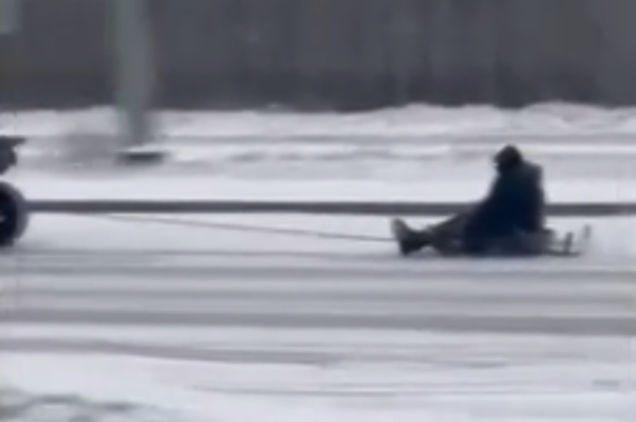 Под Екатеринбургом свердловчанин привязал санки к квадроциклу и прокатил на них ребёнка