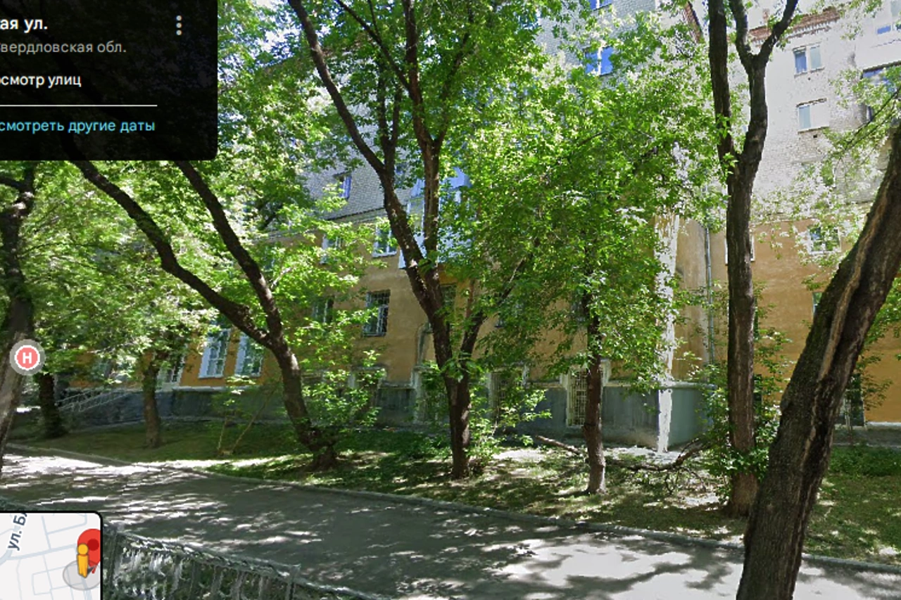 Памятник полководцу Суворову установили в Екатеринбурге. Но на придомовой территории и не целиком