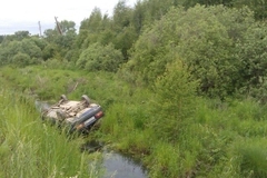 Пьяный водитель без прав разбился и утонул, упав в канаву