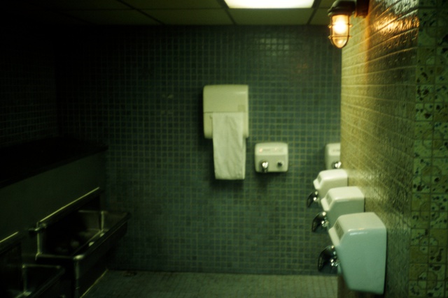 Ученые раскритиковали сушилки в общественных туалетах