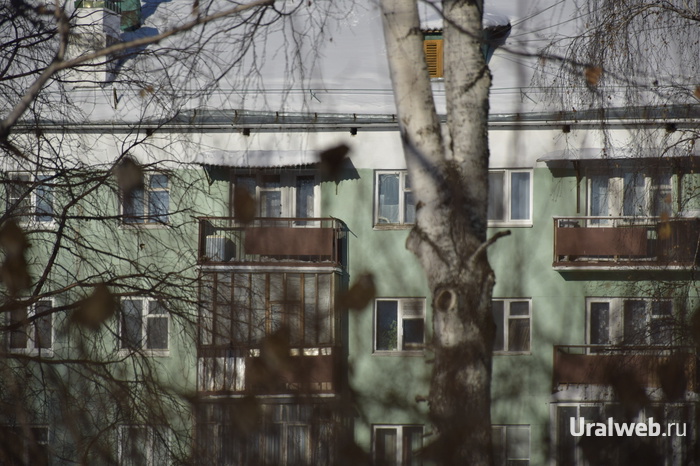 Маленькая девочка выпала с 8-го этажа в Екатеринбурге