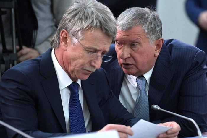 Внезапно: Сечин приехал в суд по делу Улюкаева