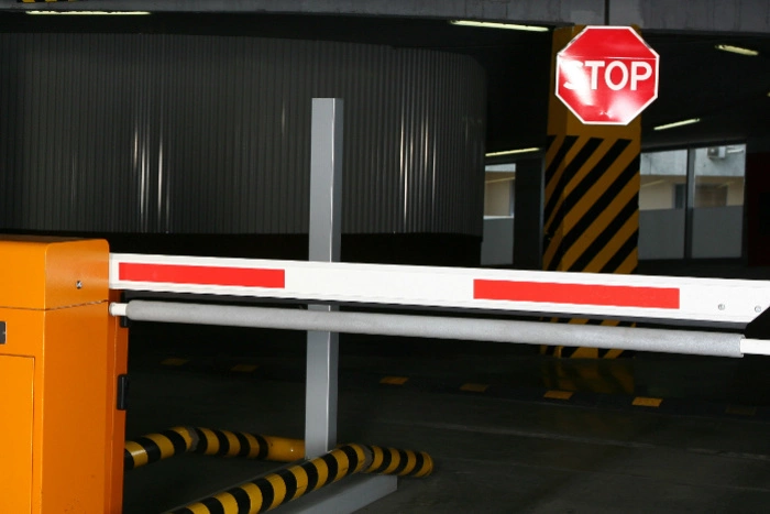 Кто победил? Забавное видео битвы водителя со шлагбаумом попало в сеть