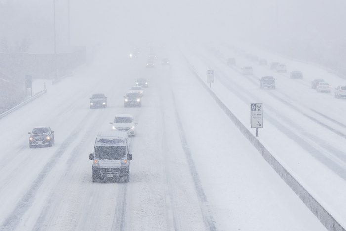 Восток Канады засыпало снегом: метровые сугробы и ветер парализовали движение, объявлен режим ЧС