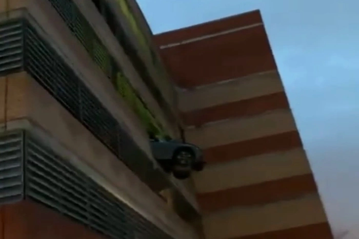 В Подмосковье женщина на «Mercedes» неудачно припарковала машину