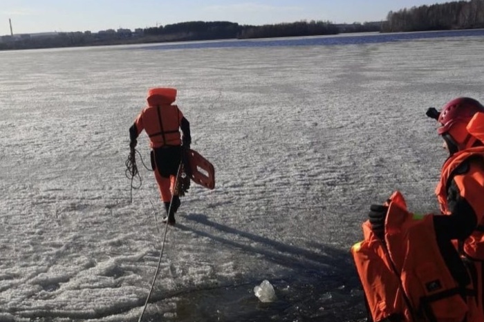 На Урале мужчина провалился под лёд на реке