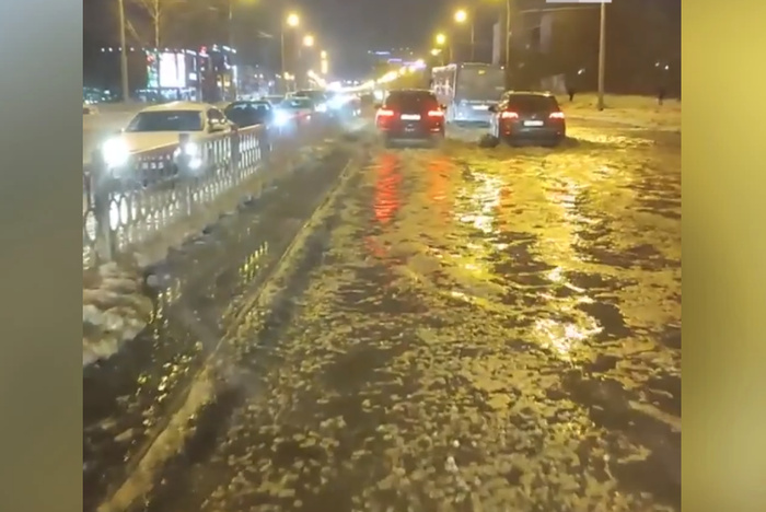 Одна из главных дорог Екатеринбурга превратилась в море