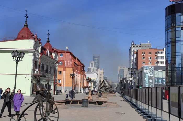 Очевидцы сообщили о пожаре в центре Екатеринбурга