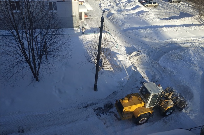 На Урале водителю снегоуборочной машины распылили в лицо перцовый баллончик