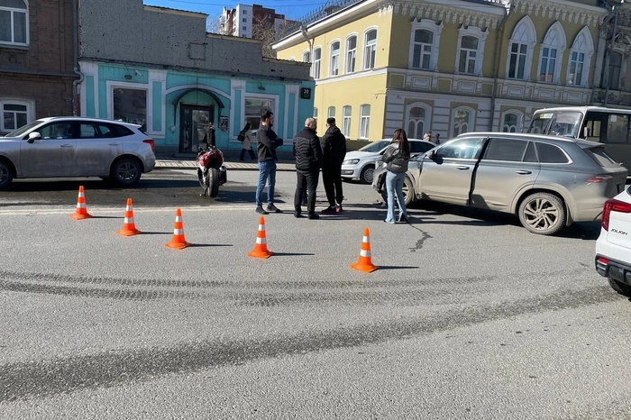 В центре Екатеринбурга после жёсткого ДТП байкера увезла реанимация