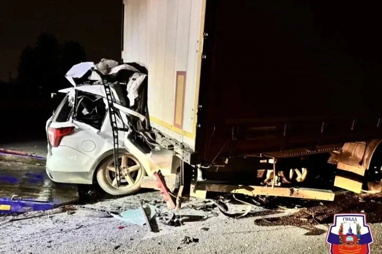 «Форд Эксплорер» с двумя мужчинами «впечатался» в полуприцеп фуры на Дублере Сибирского тракта. ФОТО