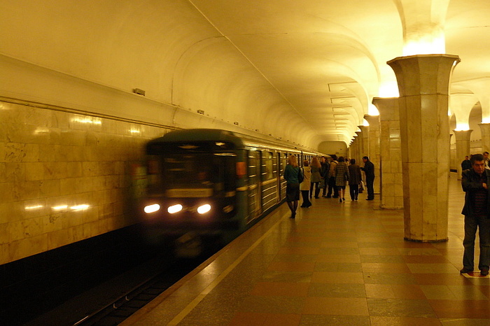 СМИ: В берлинском метро иранец толкнул девушку под поезд