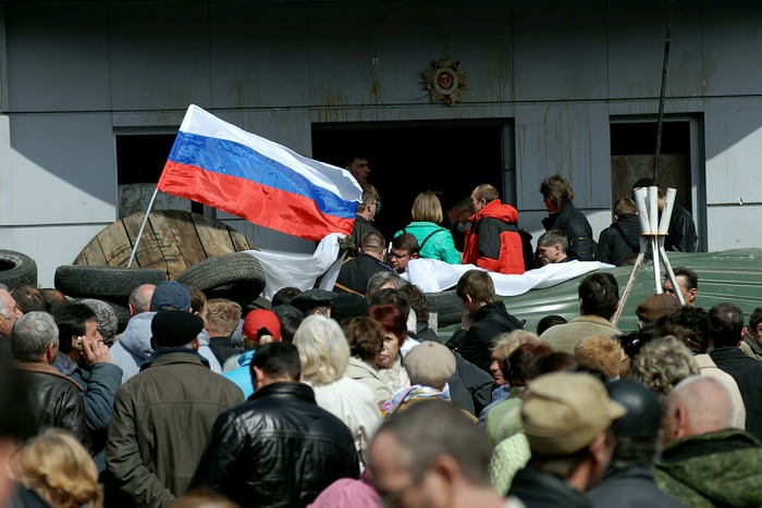 Отменен отказ в уголовном деле об уборке дворниками листвы во флаг РФ