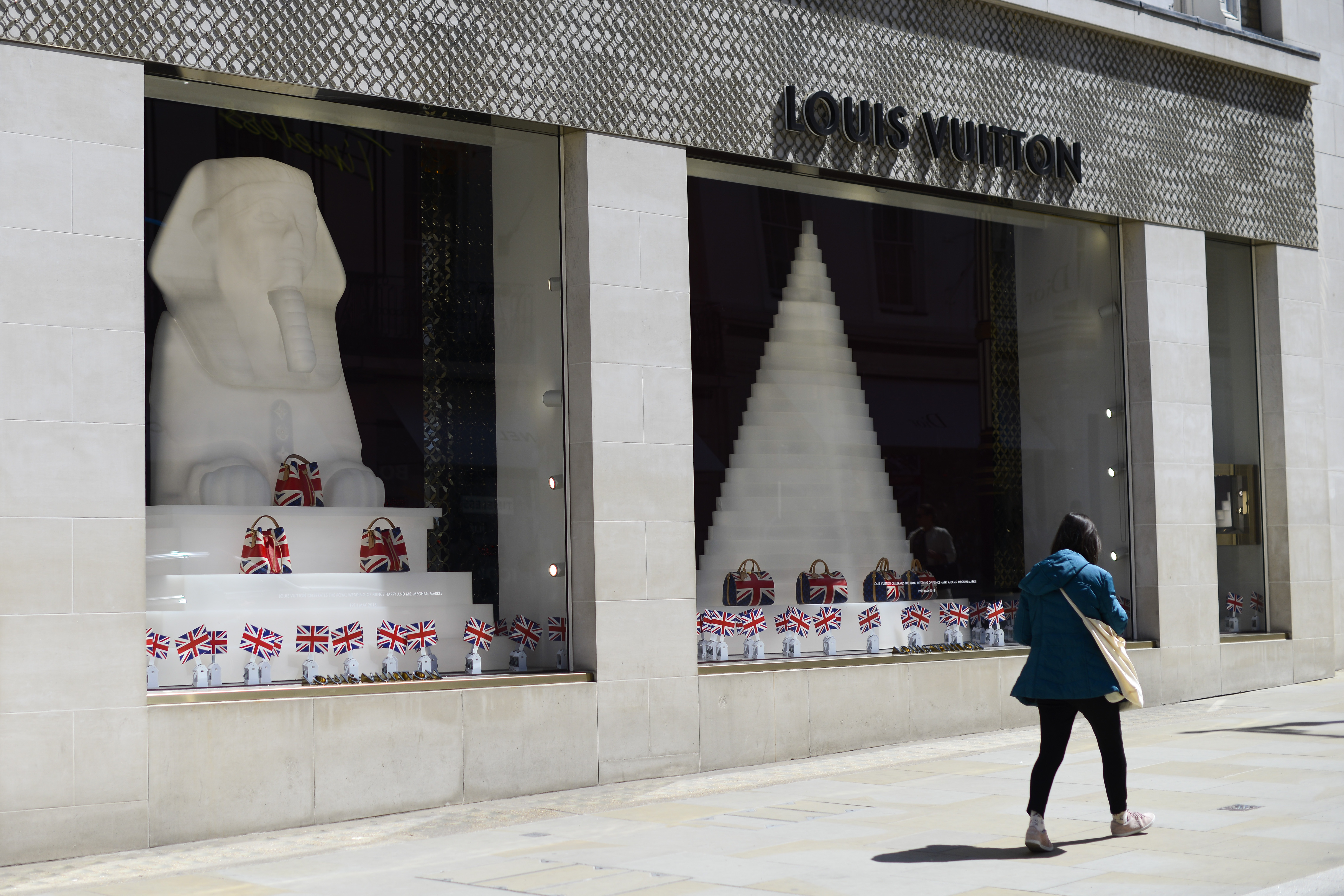Депутатам хотят запретить носить Louis Vuitton