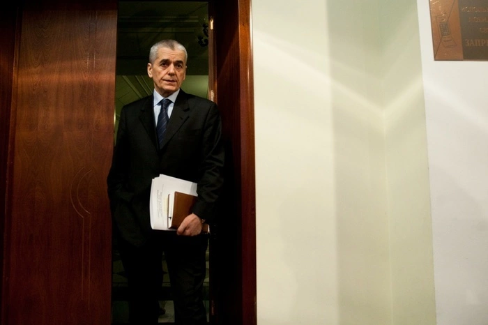 Онищенко высмеял идею депортации из России больных коронавирусом