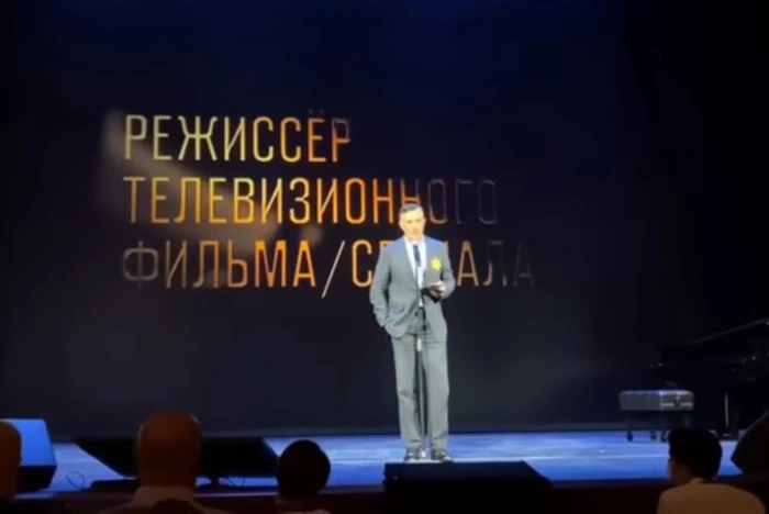 Егор Бероев пришел на вручение премии с нашитой лагерной звездой узника в знак протеста с QR-кодом