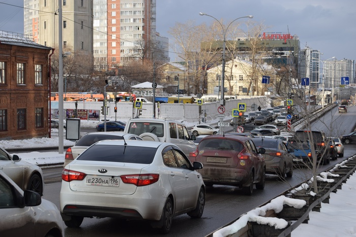 В Екатеринбурге организовано три полосы для движения по улице Радищева