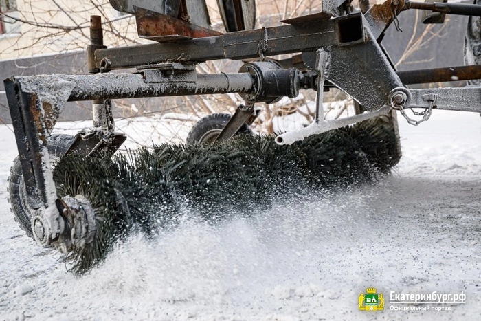 В Екатеринбурге коммунальщики чистят дороги, но это многим не нравится