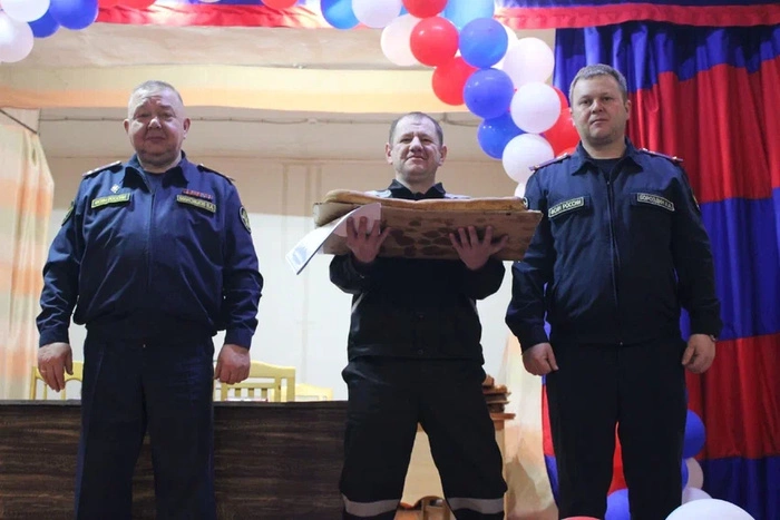 Осужденных передовиков в краснотурьинской ИК-3 наградили 15-килограммовыми пирогами