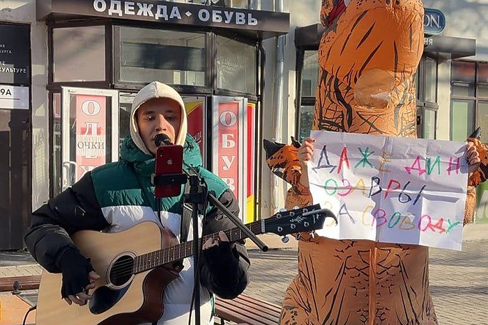 В Екатеринбурге задержали уличного музыканта, исполнявшего песни иноагентов
