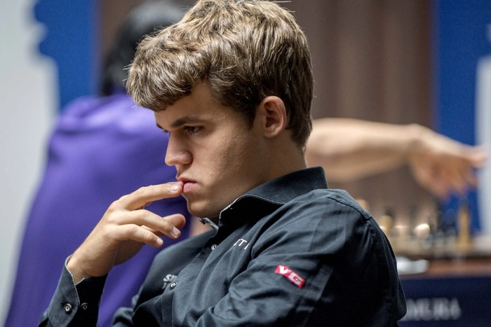 Норвежский шахматист с завязанными глазами обыграл троих бизнесменов